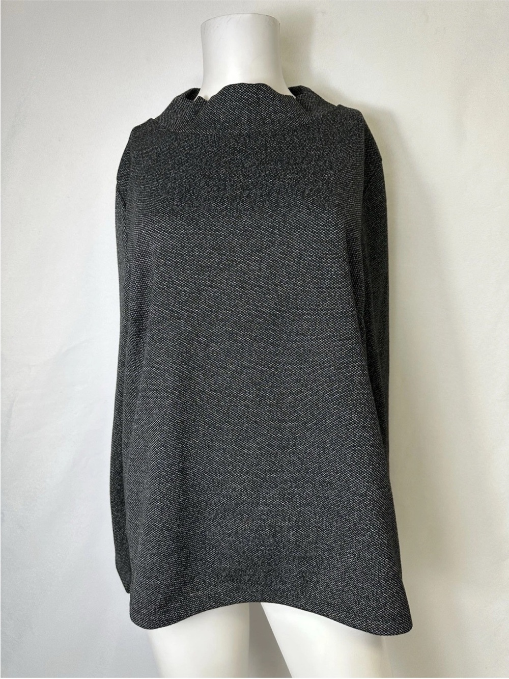 BANANA REPUBLIC SIZE XL WOMANS GRAY SWEATER
